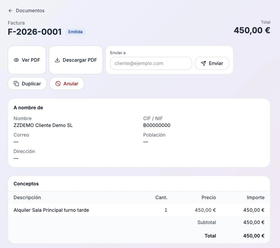 Ficha de una factura emitida en el panel de Konevent: número F-2026-0001, estado Emitida, total 450,00 €, los botones Ver PDF, Descargar PDF, Duplicar y Anular, un campo para enviarla por correo, los datos fiscales del destinatario y la tabla de conceptos.